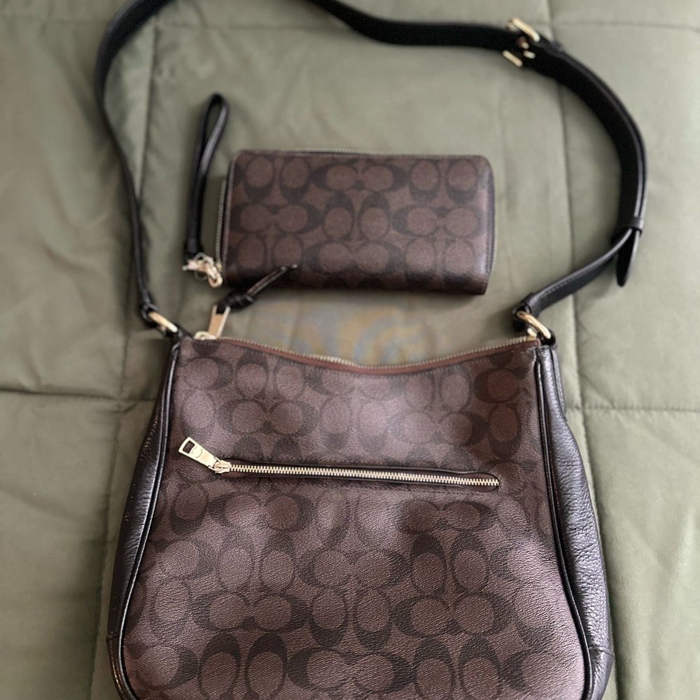 LIKE NEW COACH ELLIE FILE BAG IN SIGNATURE CANVAS with Wallet - Picture 4 of 7